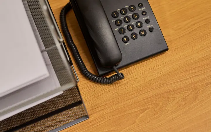 Telefon auf einem Schreibtisch