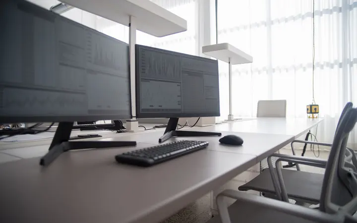 Moderner Arbeitsplatz mit Monitoren